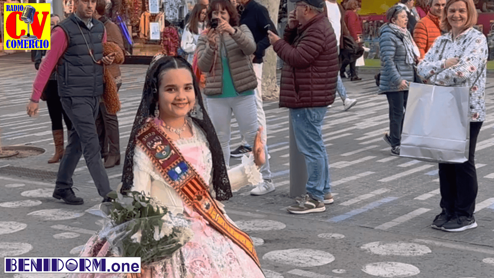 Ofrenda de Flores de las falleras y falleros en Benidorm