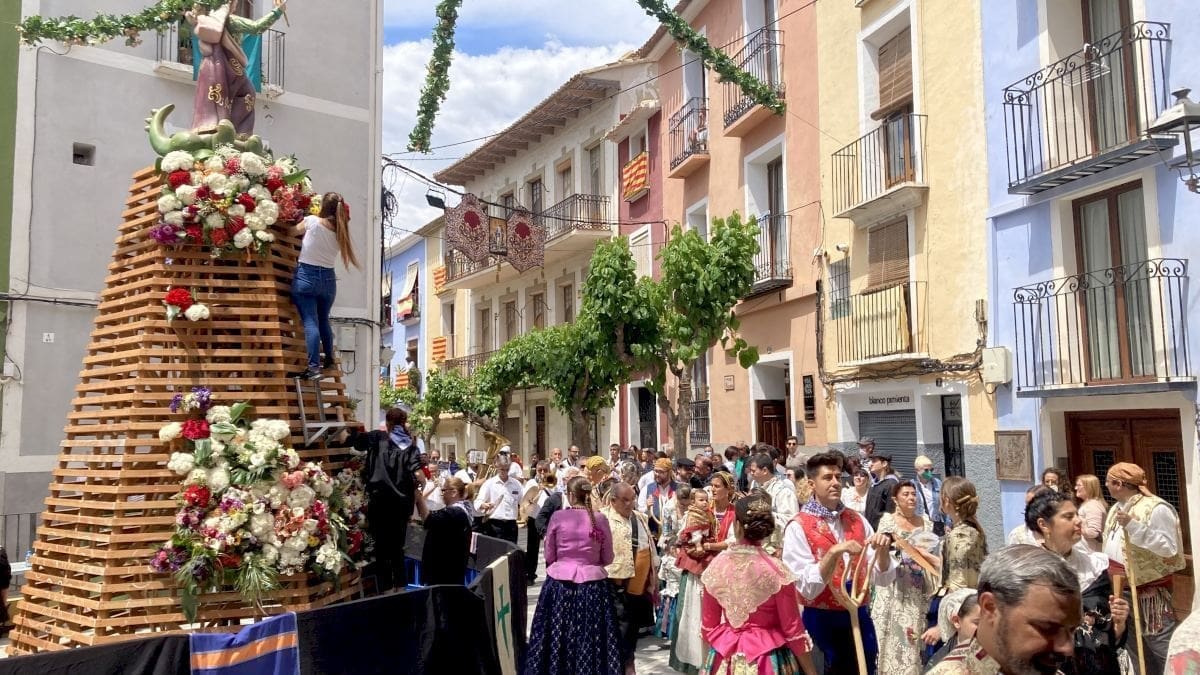 VILLAJOYOSA OFRENDA DE FLORES POR LAS LAGRIMAS DE SANTA MARTA