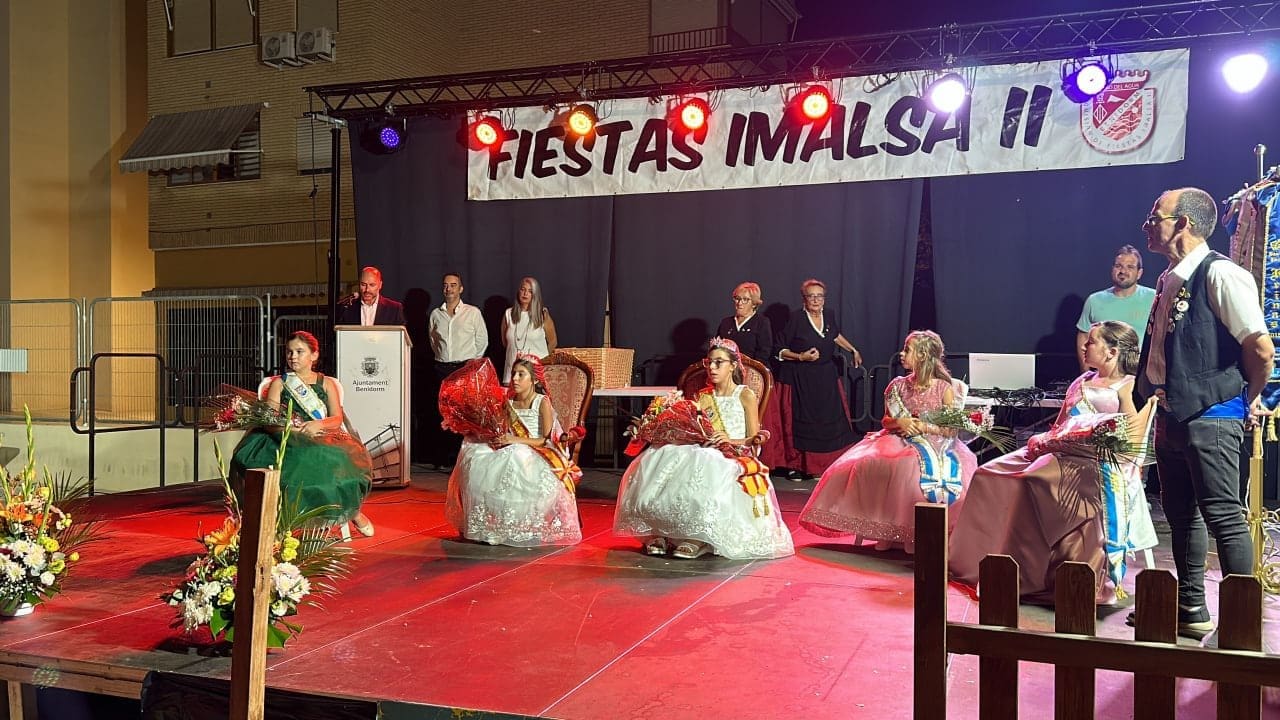 BENIDORM Lucía y Ainara Moreno Novella, las Hermanas Coronadas que Iluminan las Fiestas de IMALSA II