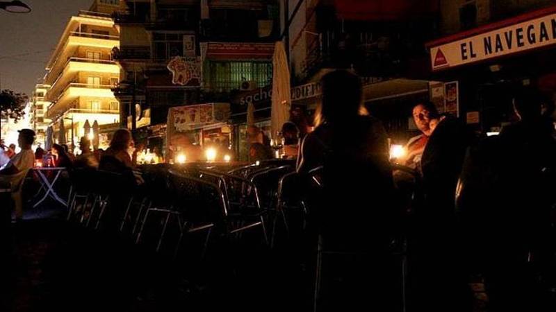 ¡BENIDORM COLAPSADO! EL GRAN APAGÓN DEJÓ A COMERCIANTES Y HOSTELEROS EN JAQUE: “SI NO TENÍAS EFECTIVO, TE QUEDASTE CON HAMBRE” ¡BENIDORM COLAPSADO! EL GRAN APAGÓN DEJÓ A COMERCIANTES Y HOSTELEROS EN JAQUE: “SI NO TENÍAS EFECTIVO, TE QUEDASTE CON HAMBRE”