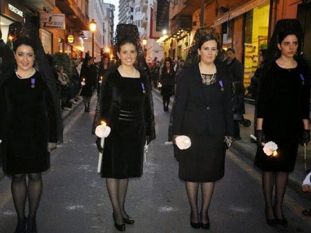 Del Término «Manolas» a «Mantillas»: Un Viaje por la Tradición y el Lenguaje Del Término «Manolas» a «Mantillas»: Un Viaje por la Tradición y el Lenguaje
