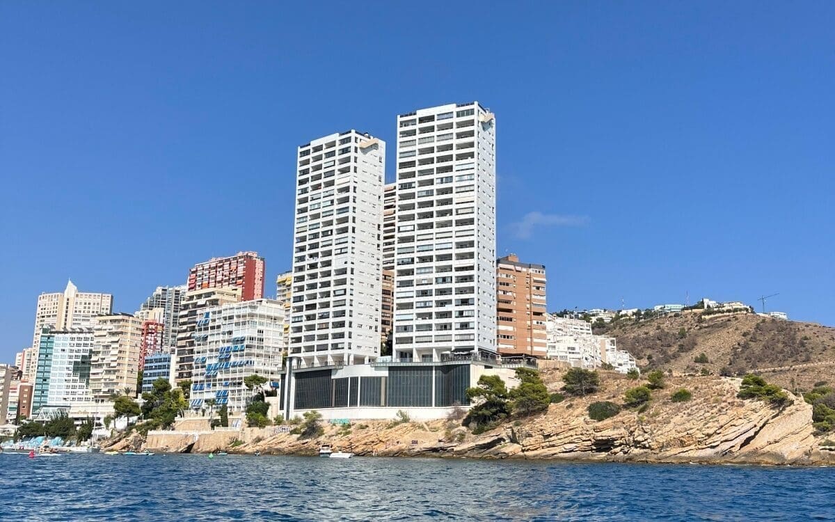 “¡Derrumbe inminente en Benidorm! Torres Gemelos 28, crisis y fiestas en el aire” “¡Derrumbe inminente en Benidorm! Torres Gemelos 28, crisis y fiestas en el aire”