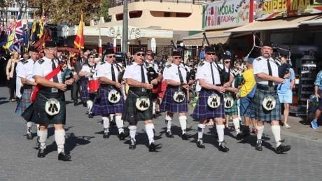 Benidorm se tiñe de amapolas rojas en honor a los veteranos británicos Benidorm se tiñe de amapolas rojas en honor a los veteranos británicos