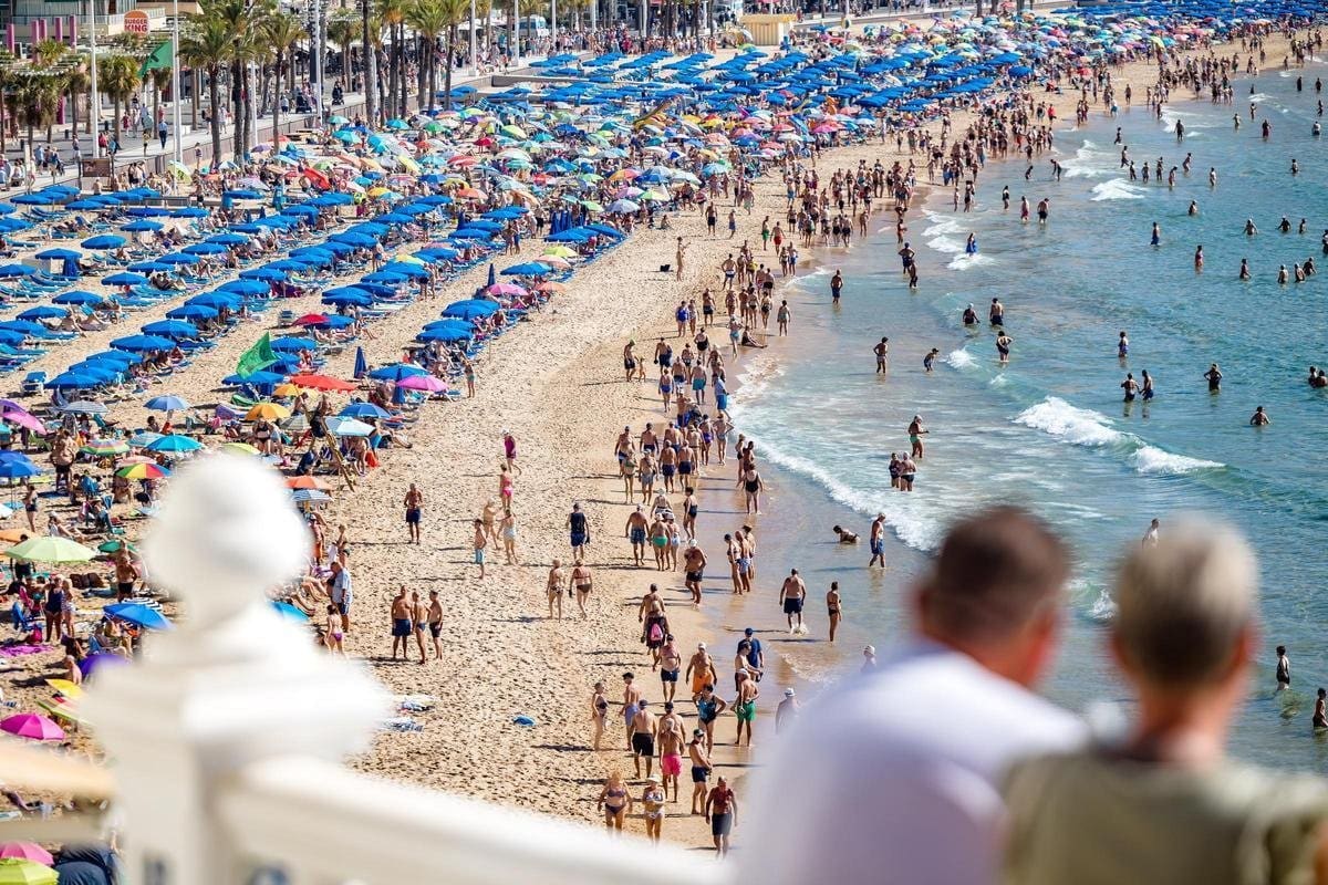 Benidorm y la batalla por la primera línea: sombrillas al amanecer, quejas vecinales y una normativa con zonas grises